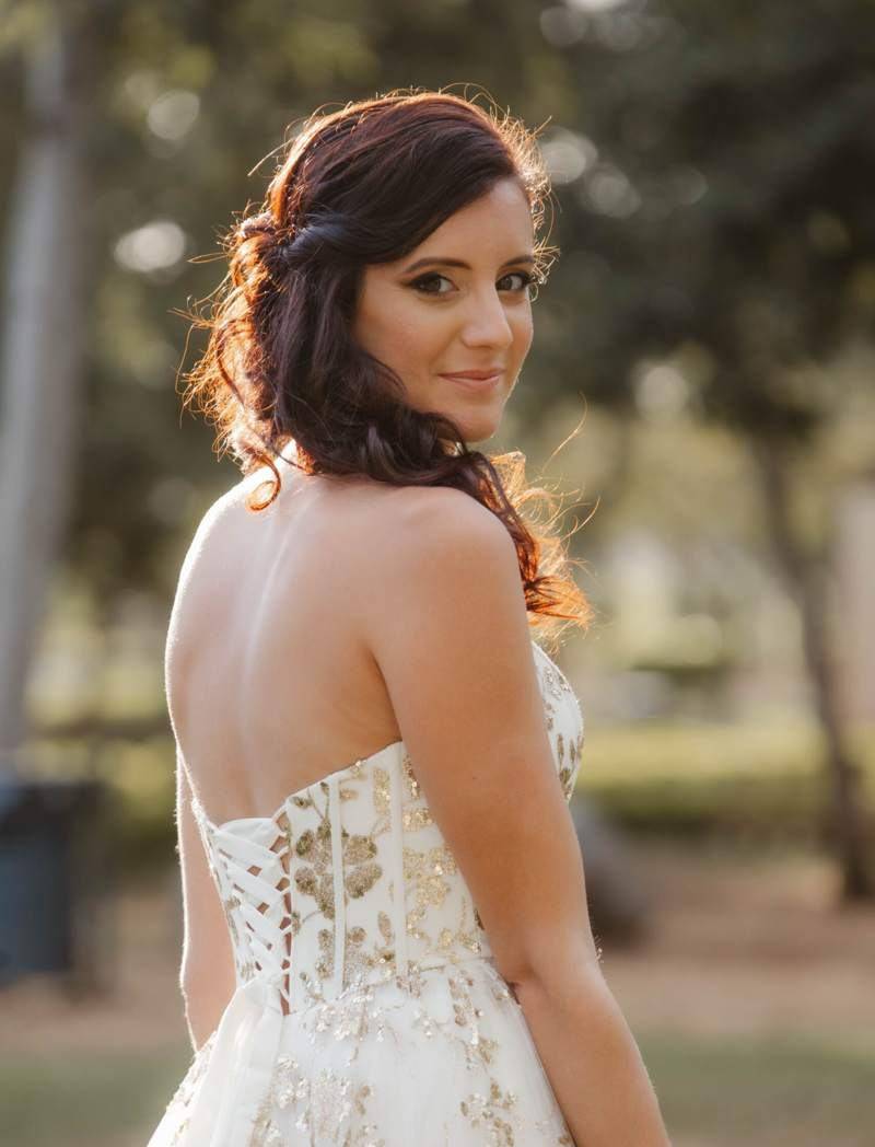 Portrait de mariée, regard par-dessus l'épaule