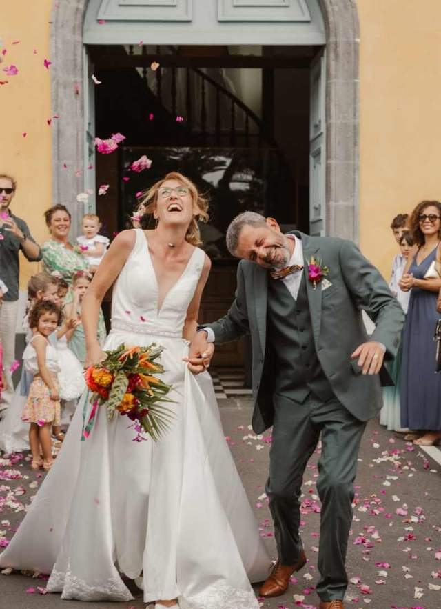 Sortie d'église sous les confettis