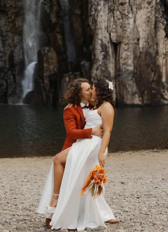 Couple devant une cascade